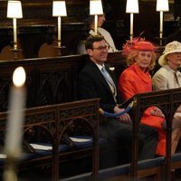 Jack Brooksbank junto a dos damas durante la boda del Príncipe Harry y Meghan Markle