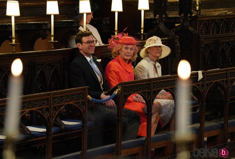 Jack Brooksbank junto a dos damas durante la boda del Príncipe Harry y Meghan Markle