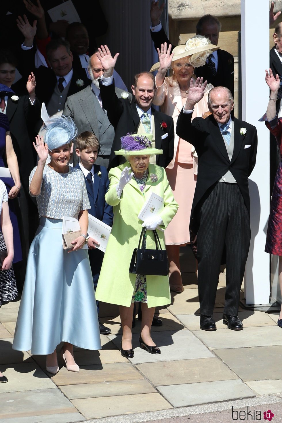La Familia Real Británica se despide del Príncipe Harry y Meghan Markle tras su boda