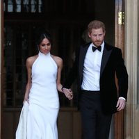 El Príncipe Harry y Meghan Markle saliendo del Castillo de Windsor tras su boda