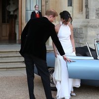 El Príncipe Harry le abre la puerta del coche a Meghan Markle después de haberse casado