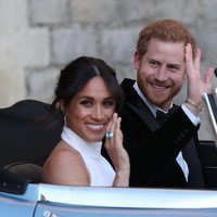 Primer plano del Príncipe Harry y Meghan Markle en dirección a Frogmore House tras su boda