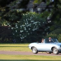 El Príncipe Harry y Meghan Markle en coche saliendo del Castillo de Windsor tras su boda