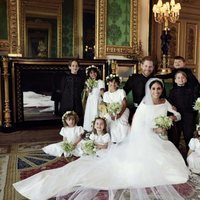 El Príncipe Harry y Meghan Markle posando con sus pajes y damitas de boda