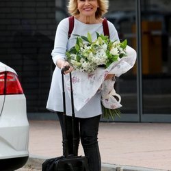 Mila Ximénez con un ramo de flores