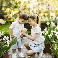 Estela y Oscar de Suecia con una flor en un posado primaveral