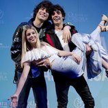 Javier Calvo, Javier Ambrossi y Nerea en la celebración del quinto aniversario de 'La Llamada'