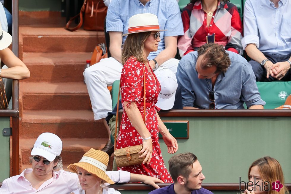 Pippa Middleton luciendo tripa de embarazada en el Roland Garros 2018