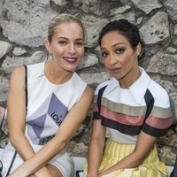 Sienna Miller y Ruth Negga en el desfile Louis Vuitton Cruise 2019