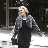 Elena Fernán Pradera en la capilla ardiente de su madre, María Dolores Pradera