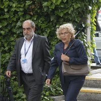 Manuela Carmena en la capilla ardiente de María Dolores Pradera