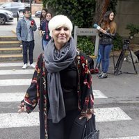Pasión Vega en la capilla ardiente de María Dolores Pradera