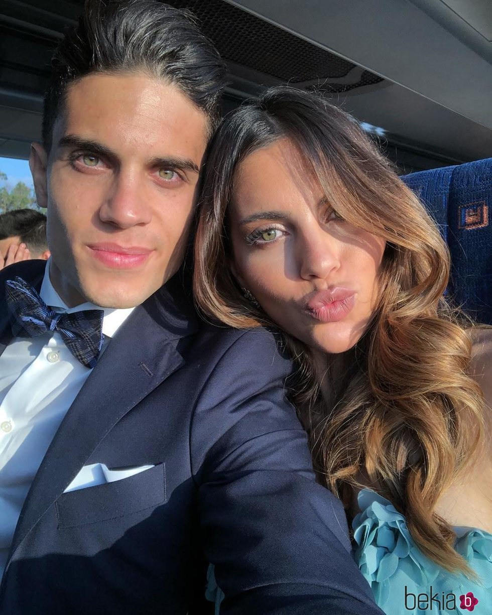 Marc Bartra y Melissa Jiménez de camino a la boda de Sergi Roberto y Coral Simanovich