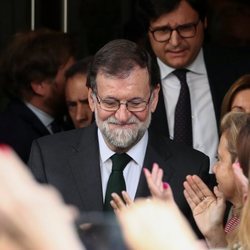 Mariano Rajoy saliendo del Congreso tras haber perdido el cargo de Presidente del Gobierno