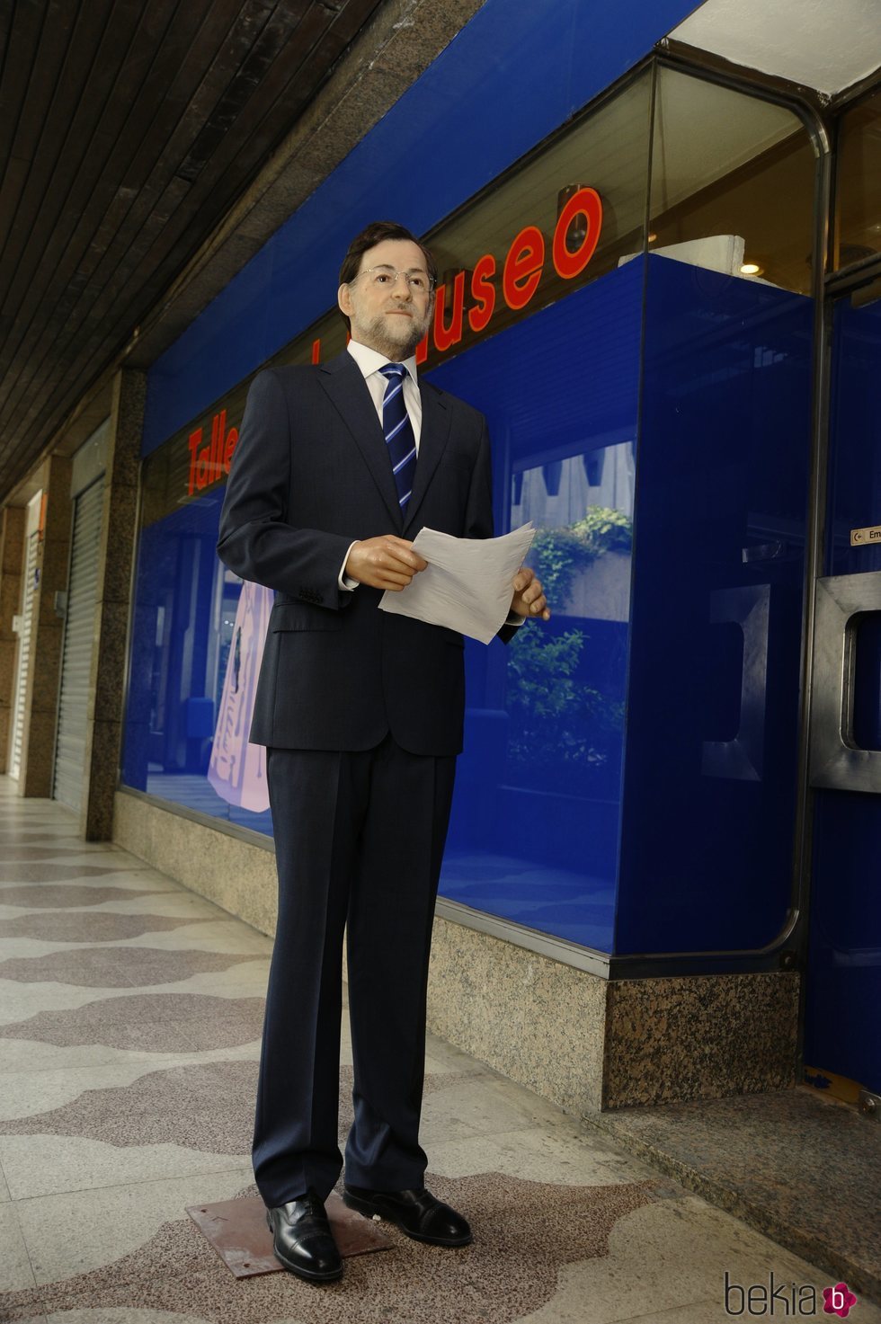 La figura de cera de Mariano Rajoy abandonando el Museo de Cera de Madrid