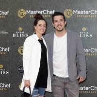 Carlos Maldonado y su pareja en la inauguración del restaurante de 'MasterChef' en Madrid