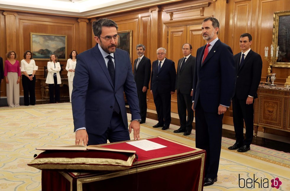 Màxim Huerta prometiendo su cargo de Ministro de Cultura y Deporte ante el Rey Felipe