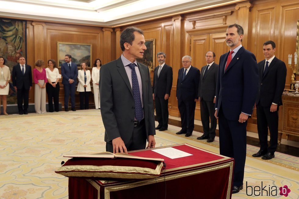 Pedro Duque prometiendo su cargo de Ministro de Ciencia, Innovación y Universidades ante el Rey Felipe