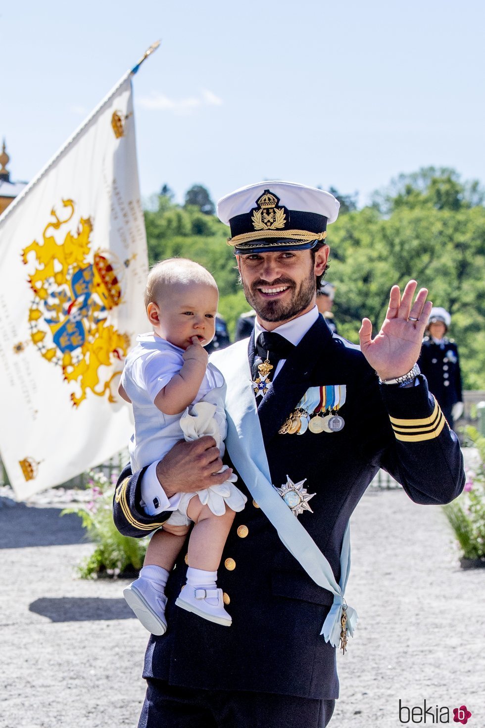 Carlos Felipe de Suecia y su hijo Gabriel en el bautizo de Adrienne de Suecia