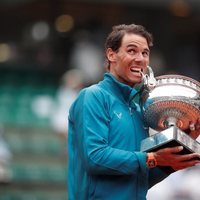 Rafa Nadal mordiendo su trofeo de Roland Garros 2018