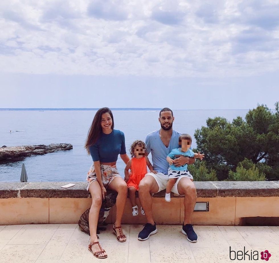 Malena Costa y Mario Suárez con sus hijos en Mallorca
