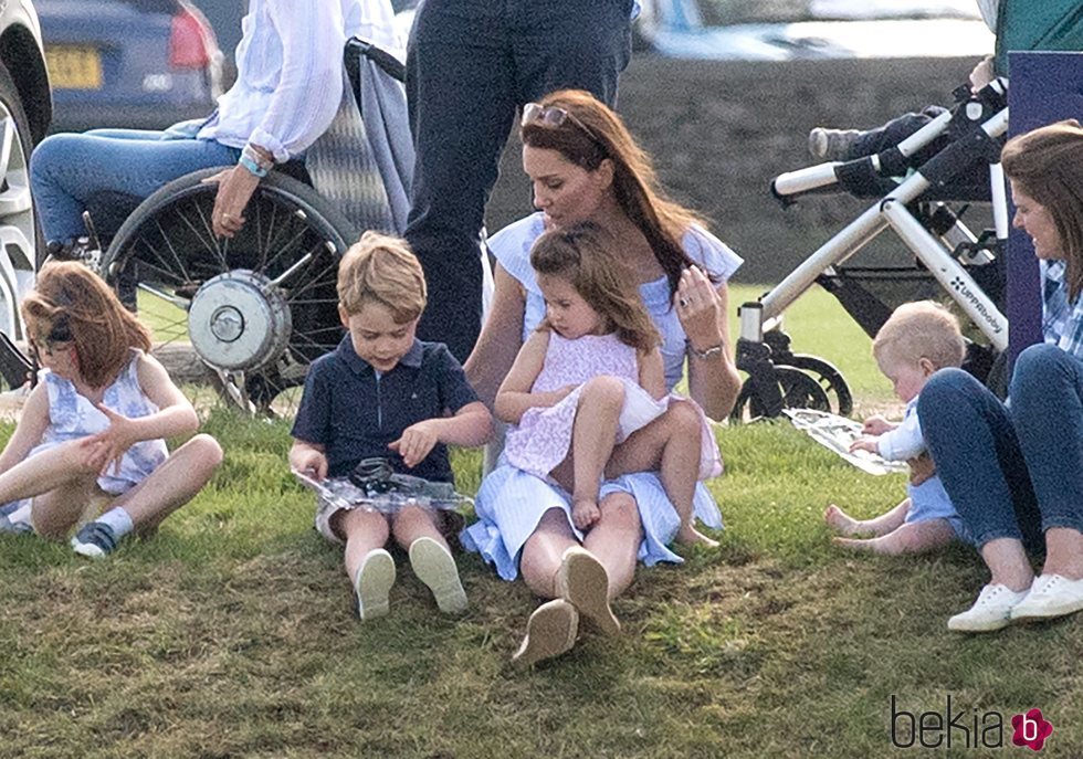 Los Príncipes Jorge y Carlota y Kate Middleton en un torneo de polo