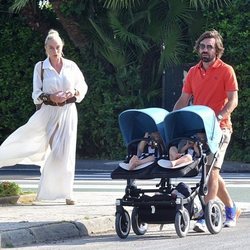 Andrea Pirlo paseando con su novia y sus hijos