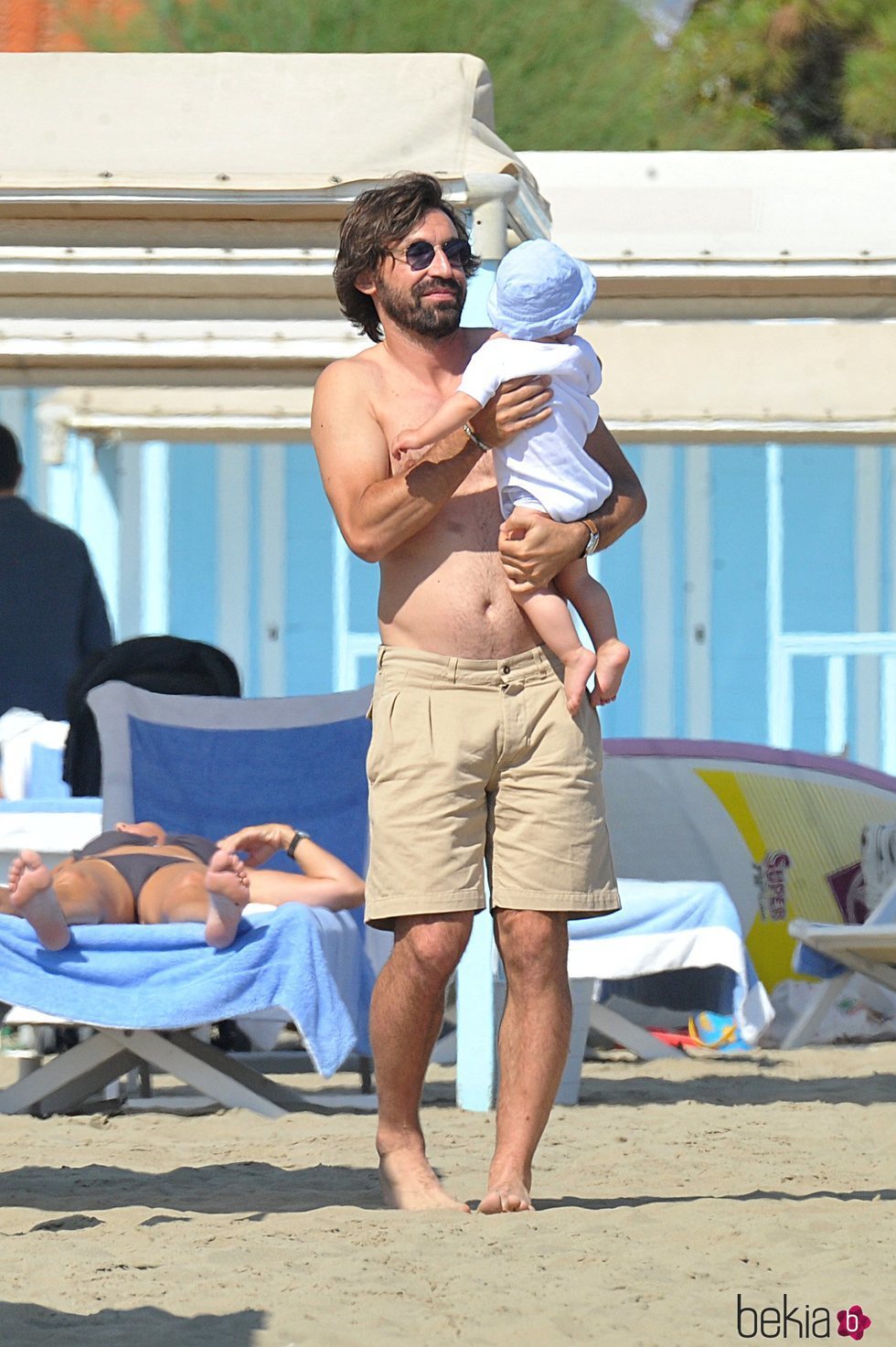 Pirlo con su hijo en brazos por la playa