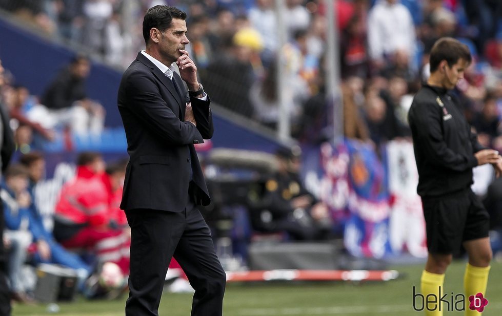 Fernando Hierro ejerciendo de entrenador del Real Oviedo