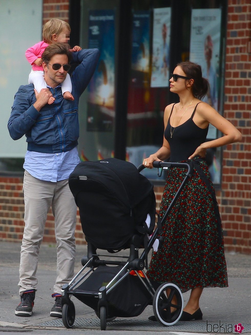 Irina Shayk y Bradley Cooper llevando a su hija Lea al parque