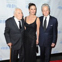 Kirk Douglas, Catherine Zeta Jones y Michael Douglas en la gala 'Children at heart'