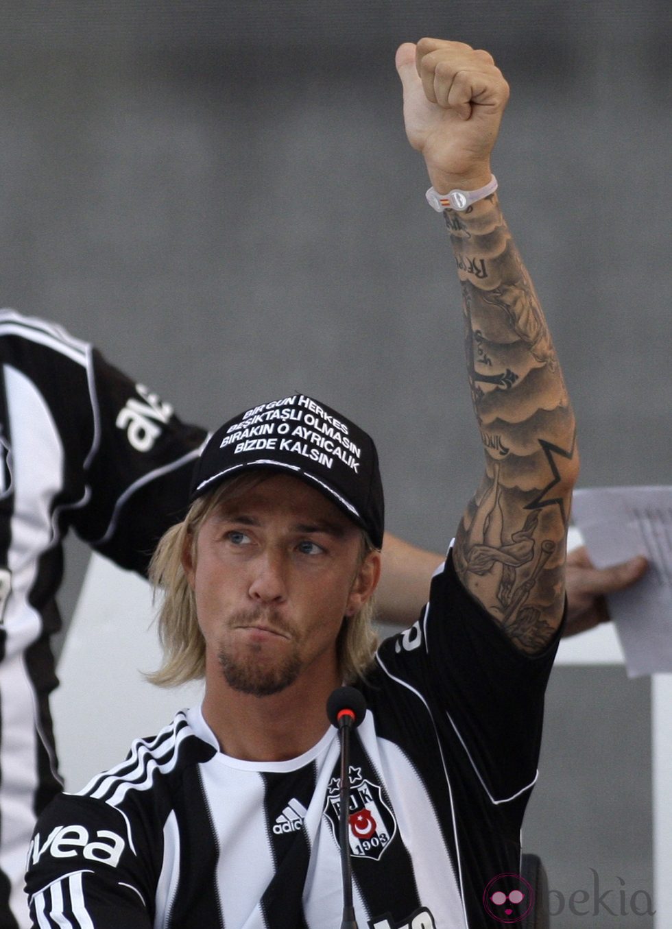 Guti con una pulsera Power Balance en un partido