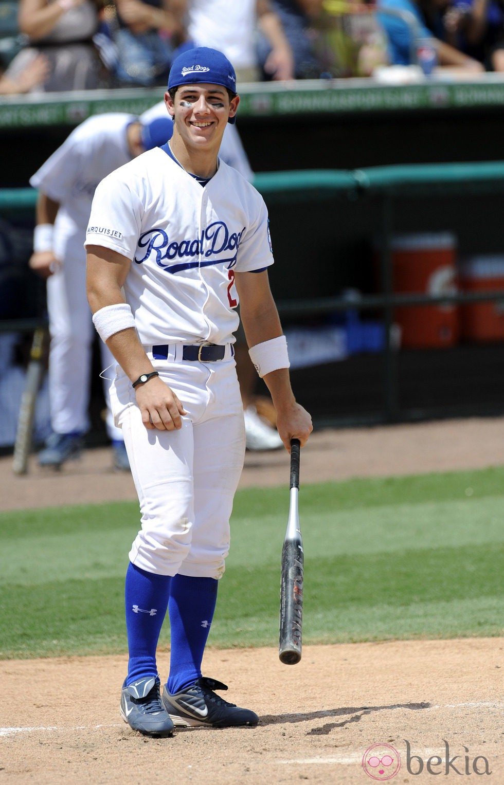 Nick Jonas luciendo una pulsera Power Balance