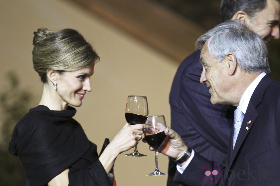 La Princesa Letizia brinda con Sebastián Piñera en la cena de gala en Chile