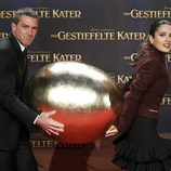 Antonio Banderas y Salma Hayek transportan un huevo en el estreno de 'El gato con botas' en Berlín