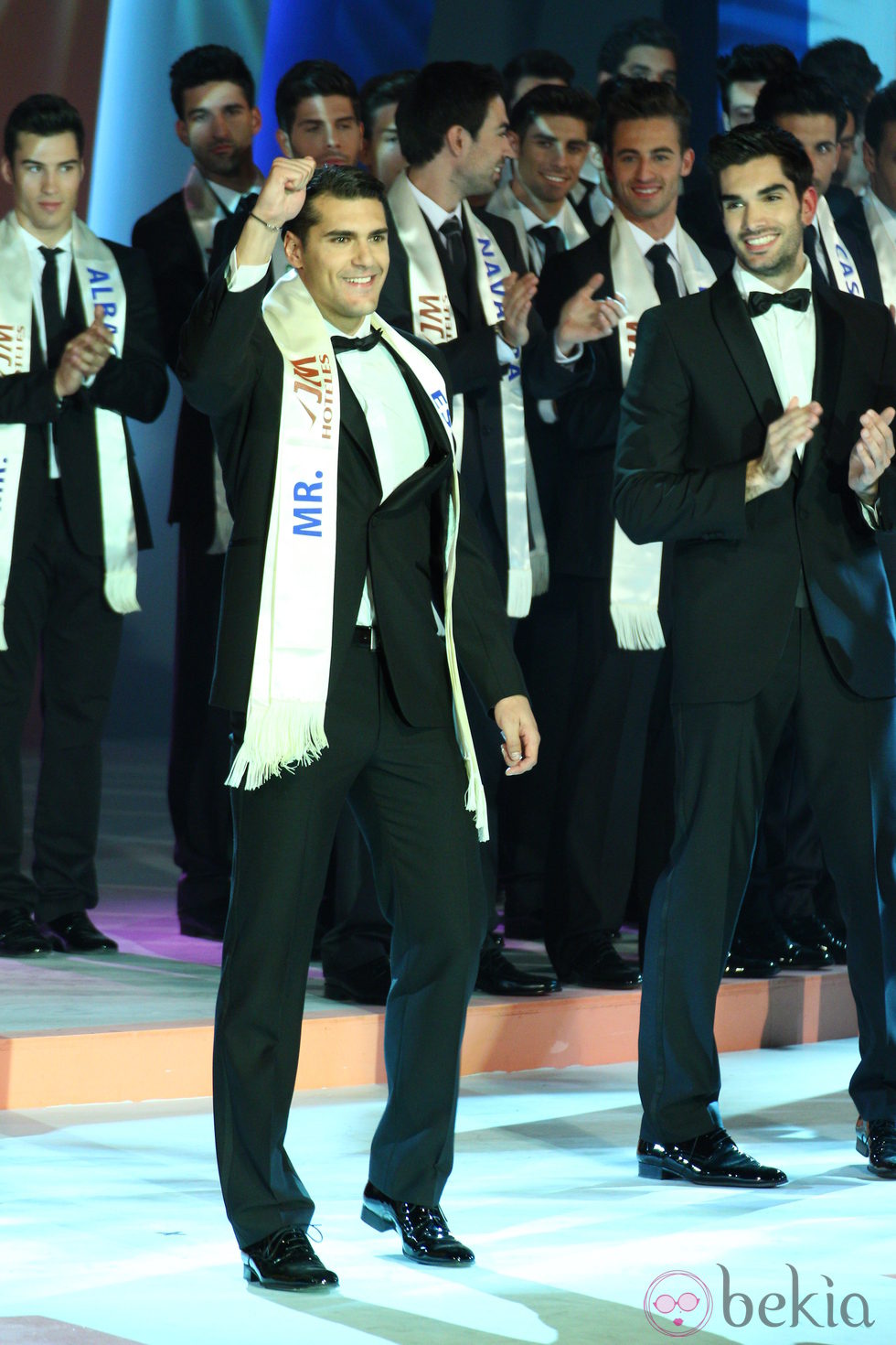 Diego Otero celebra su victoria en Míster España 2011