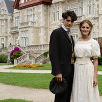 Yon González y Amaia Salamanca frente al Palacio de la Magdalena de Santander