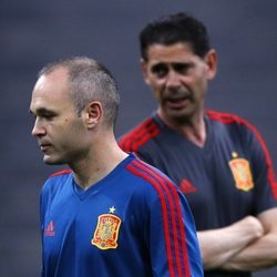 Fernando Hierro y Andrés Iniesta en el último entrenamiento de España antes de debutar en el Mundial de Rusia 2018