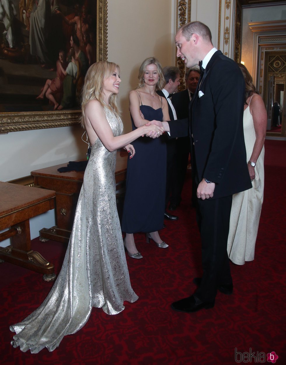 Kylie Minogue y el Príncipe Guillermo en el Palacio de Buckingham