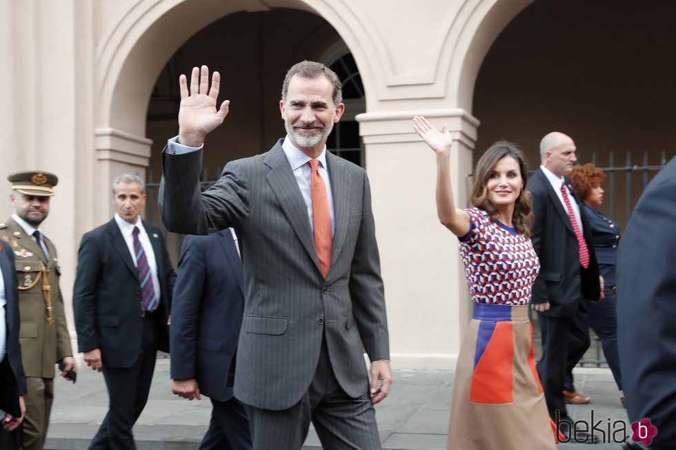 Los Reyes Felipe y Letizia saludando en un acto público durante su viaje oficial a Estados Unidos