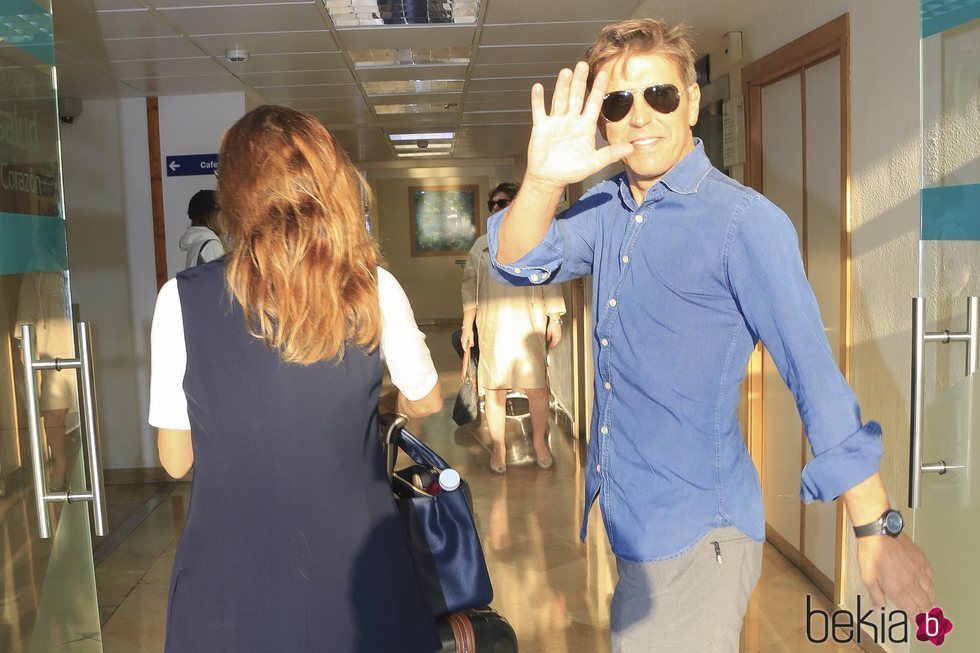'El Cordobés' ingresando en el hospital con Virginia Troconis