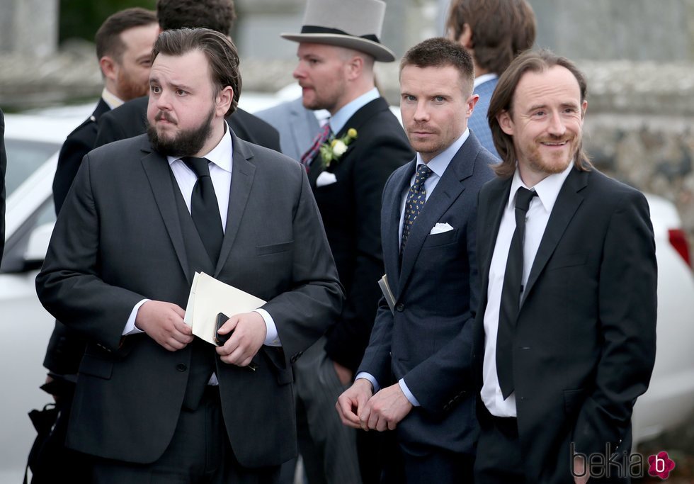John Bradley, Joe Dempsie y Ben Crompton en la boda de Kit Harington y Rose Leslie