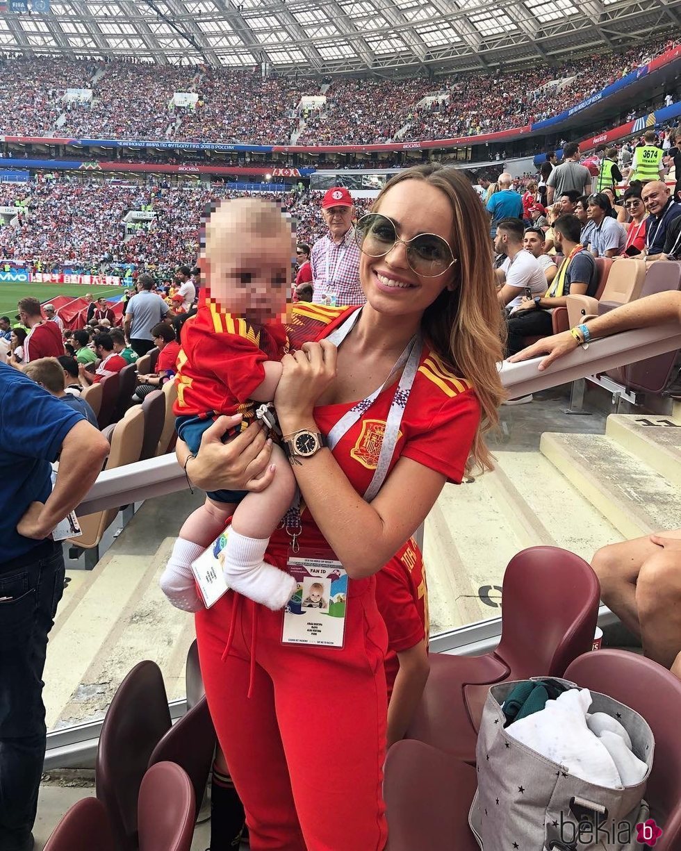 Romarey Ventura con su hijo Piero apoyando a Jordi Alba en el Mundial de Rusia 2018