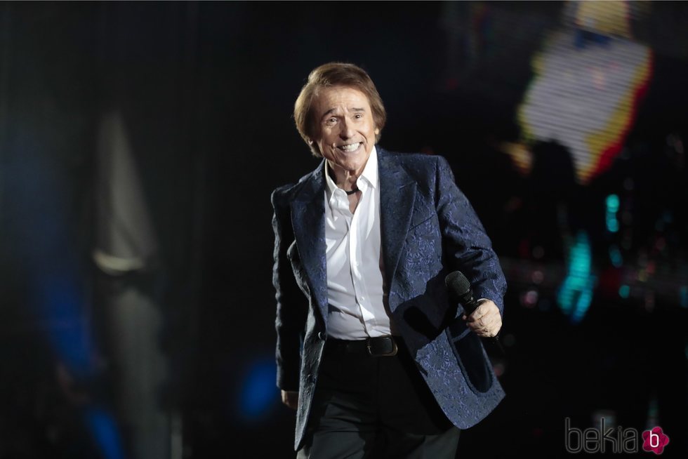 Raphael durante el concierto de 'OT Bernabéu'