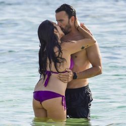 Irene Junquera y Pablo Puyol dándose un romántico beso en la playa