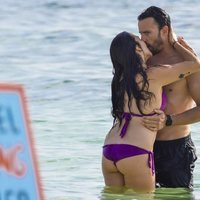 Irene Junquera y Pablo Puyol dándose un romántico beso en la playa