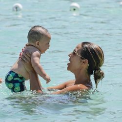 Tamara Gorro con su hijo de vacaciones en Ibiza