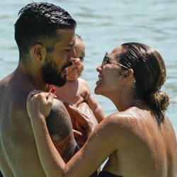 Tamara Gorro y Ezequiel Garay juegan con su hijo Antonio