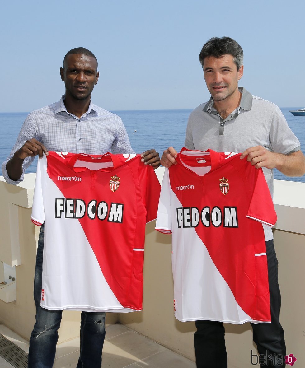 Éric Abidal posando con la camiseta del Mónaco