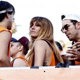 Blanca Suárez, Mario Casas y Óscar Casas en una carroza durante el desfile del Orgullo 2018